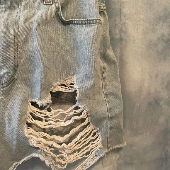 NASTY GAL • High Waisted Distressed shorts - Picture 7 of 9